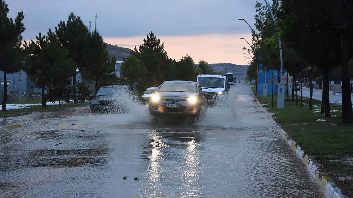 Kütahya'da sağanak günlük yaşamı olumsuz etkiledi