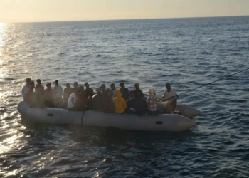 Lastik bottaki kaçak göçmenleri Sahil Güvenlik kurtardı