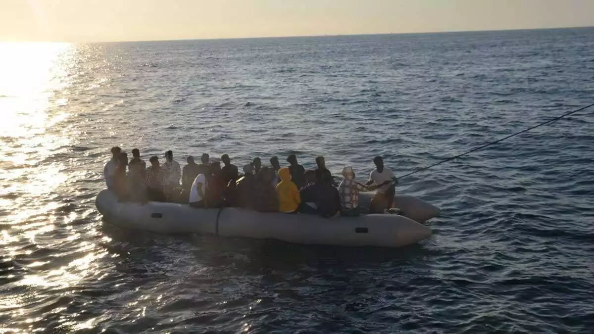 Lastik bottaki kaçak göçmenleri sahil güvenlik kurtardı