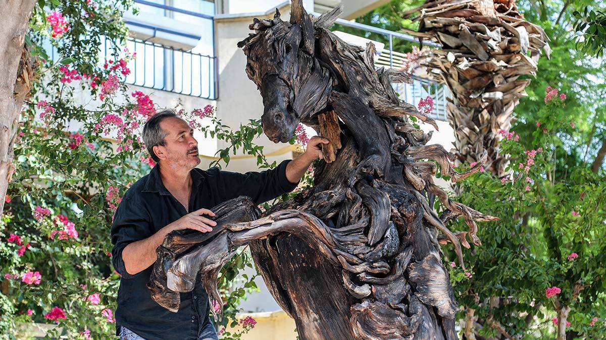 Manavgat'ta yanan ağaç gövdelerinden at figürü