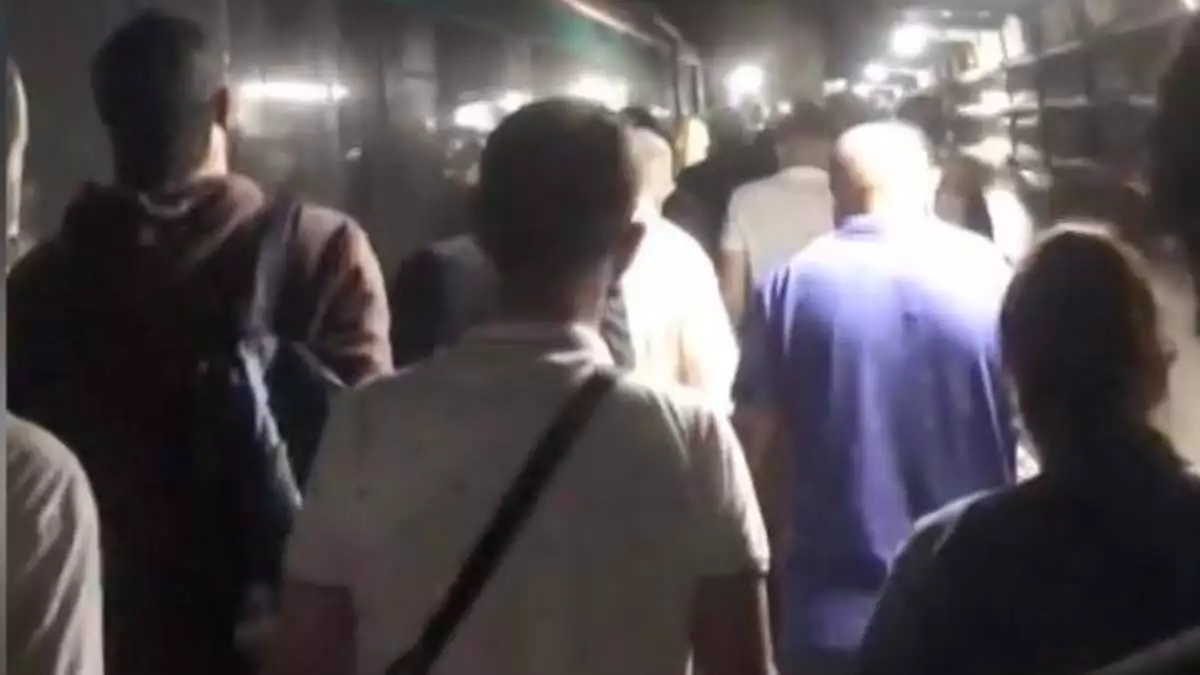 Marmarayda ariza yolcular raylarin uzerinde yurudu 2 - yerel haberler - haberton