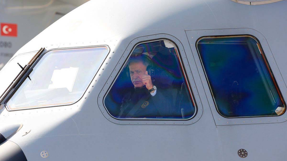 Milli Savunma Bakanı Koca Yusuf'un kokpitinde