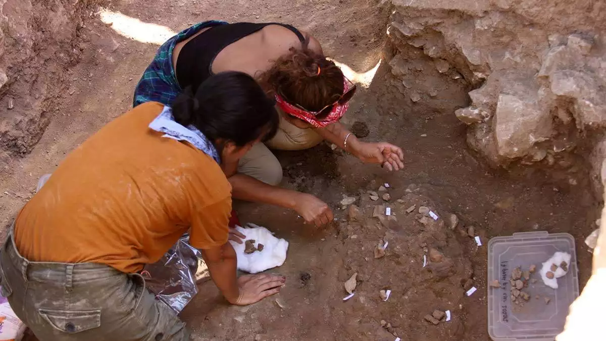 Myra antik kenti'nde 5 bin yıllık seramik parçaları bulundu