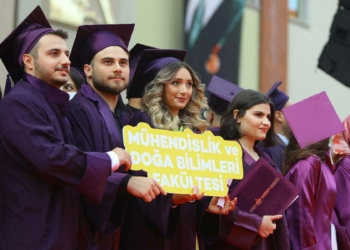 Öğrenciler 1.5 yıl sonra mezuniyet töreninde
