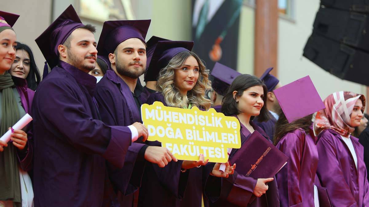 Öğrenciler 1.5 yıl sonra mezuniyet töreninde