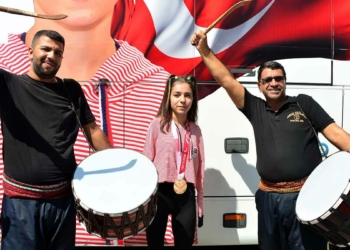 Olimpiyat madalyalı Sevilay Öztürk'e coşkulu karşılama