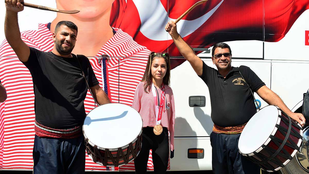 Olimpiyat madalyalı Sevilay Öztürk'e coşkulu karşılama