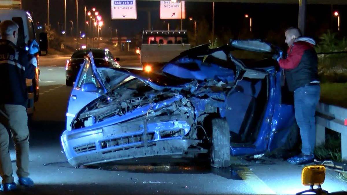 Otomobil kamyonete çarptı: 2 ölü, 2 yaralı