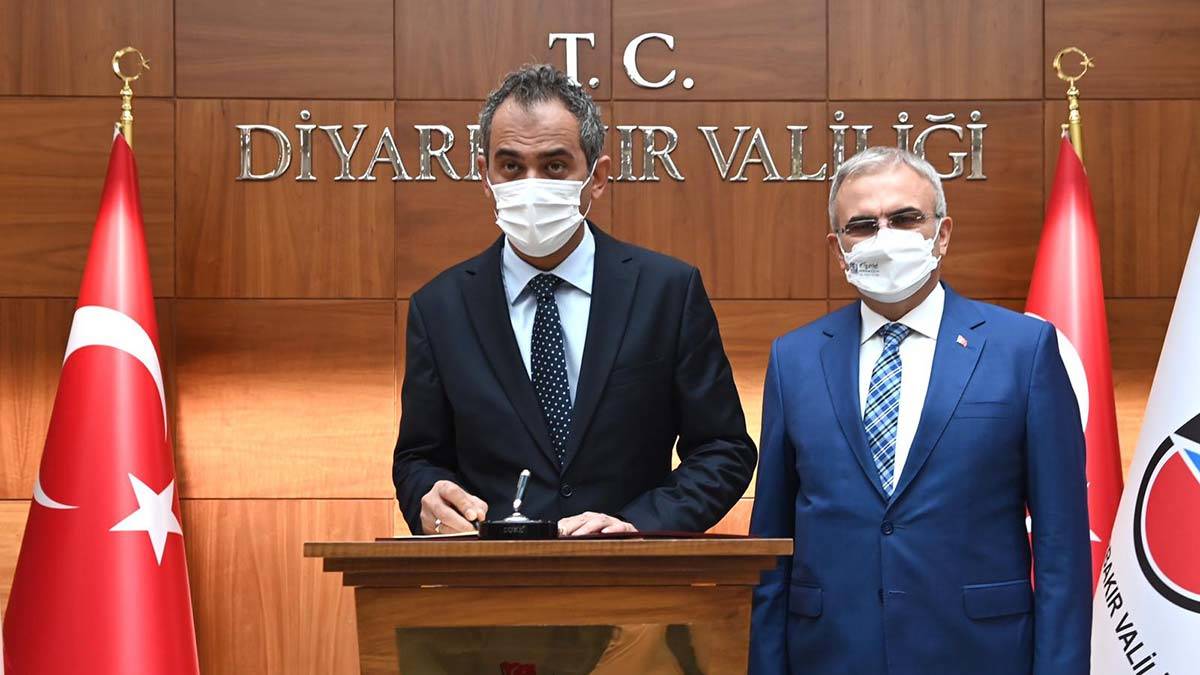 Özer: Diyarbakır'da 21 sınıfta eğitime ara verildi
