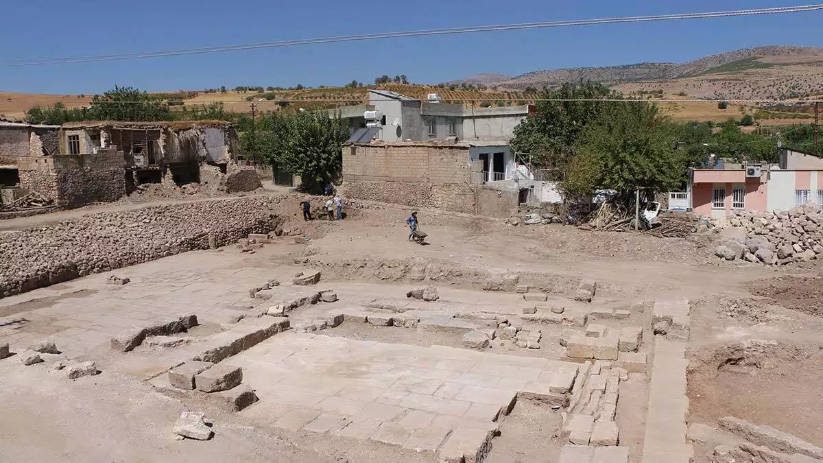 Perre antik kenti'nde sütun ve yazıtlar bulundu