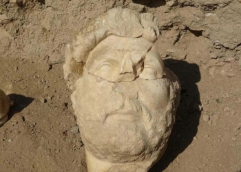 Roma İmparatoru heykelinin parçaları bulundu