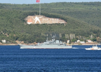 Rus savaş gemisi Ege Denizi'ne yol aldı