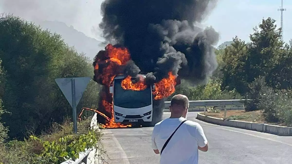 Rus turistleri taşıyan midibüs alev alev yandı