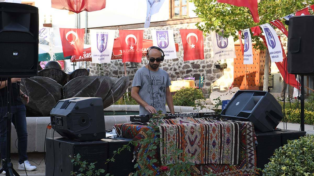 DJ Ugr’un performansıyla Ankara Kalesi’nde başlayan festivale gençler yoğun ilgi gösterirken, elektronik müzik dalgaları 30 Eylül tarihine kadar kent genelinde yankılanacak.