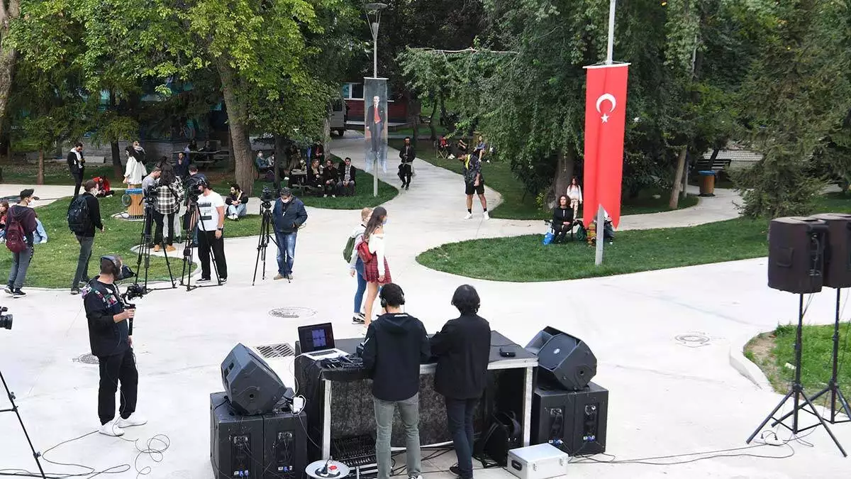Ankara büyükşehir belediyesinin başkentli gençlerden gelen talepler doğrultusunda türkiye’de ilk kez düzenlediği ‘elektronik müzik festivali’ yoğun ilgi görüyor.