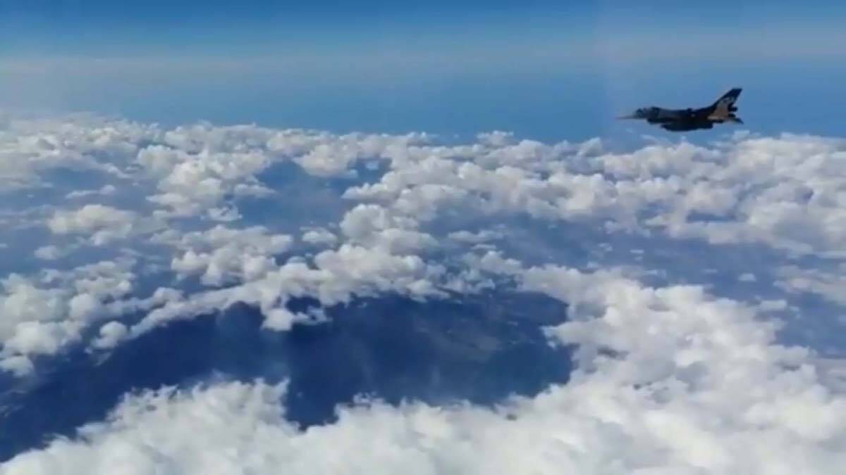 SOLOTÜRK Etna Yanardağı üzerinde uçtu