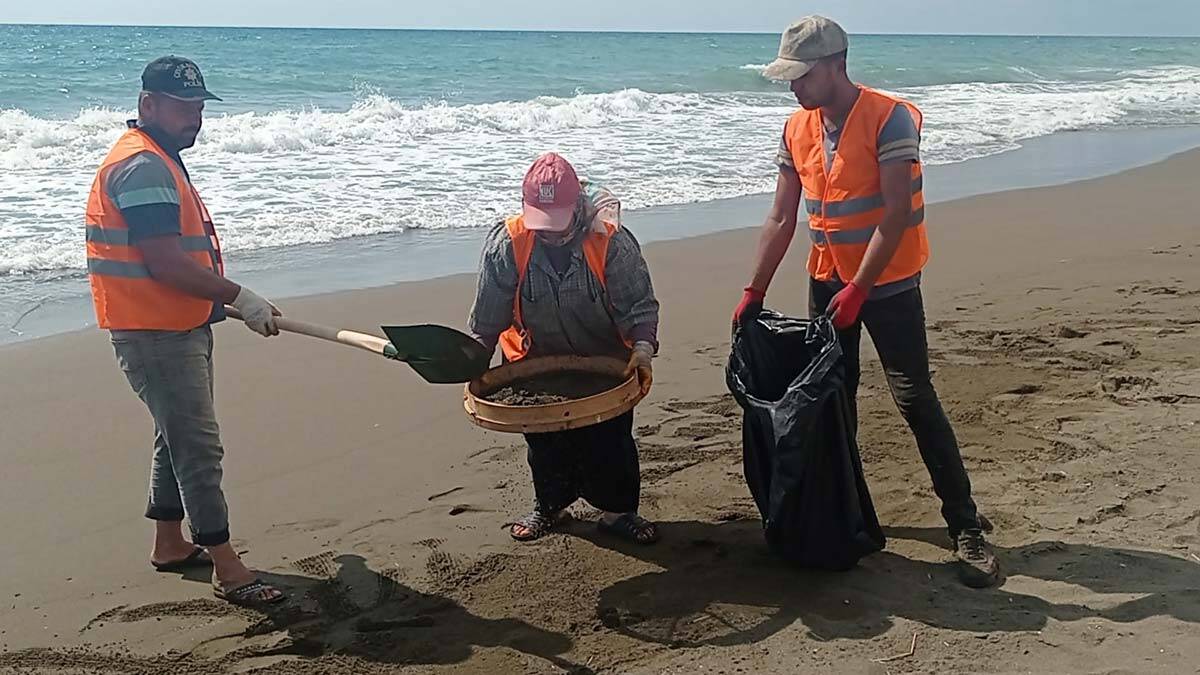 Samandağ sahilinde petrol atıkları elekle temizleniyor