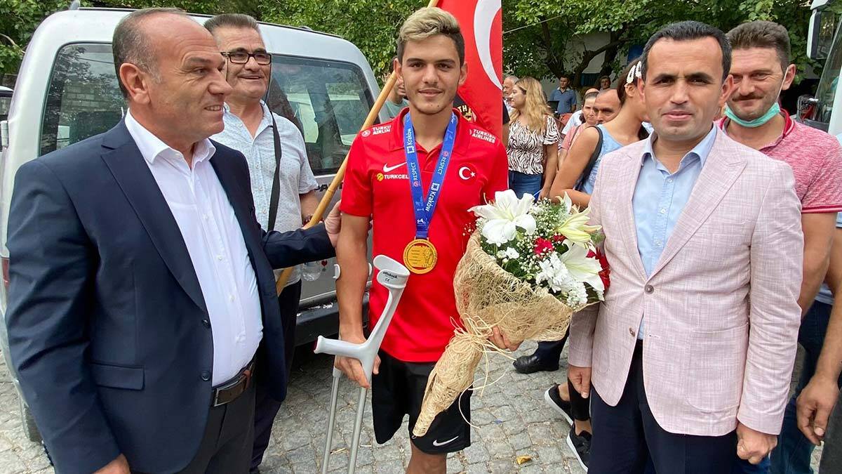 Şampiyon Rüstem Kurhan coşkulu ile karşılandı