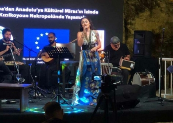 Şanlıurfa'da kaya mezarlığında Melek Mosso konseri