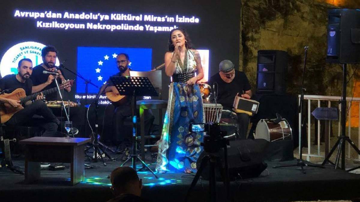 Şanlıurfa'da kaya mezarlığında Melek Mosso konseri