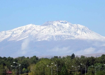 Süphan Dağı'nın zirvesi kar ile buluştu