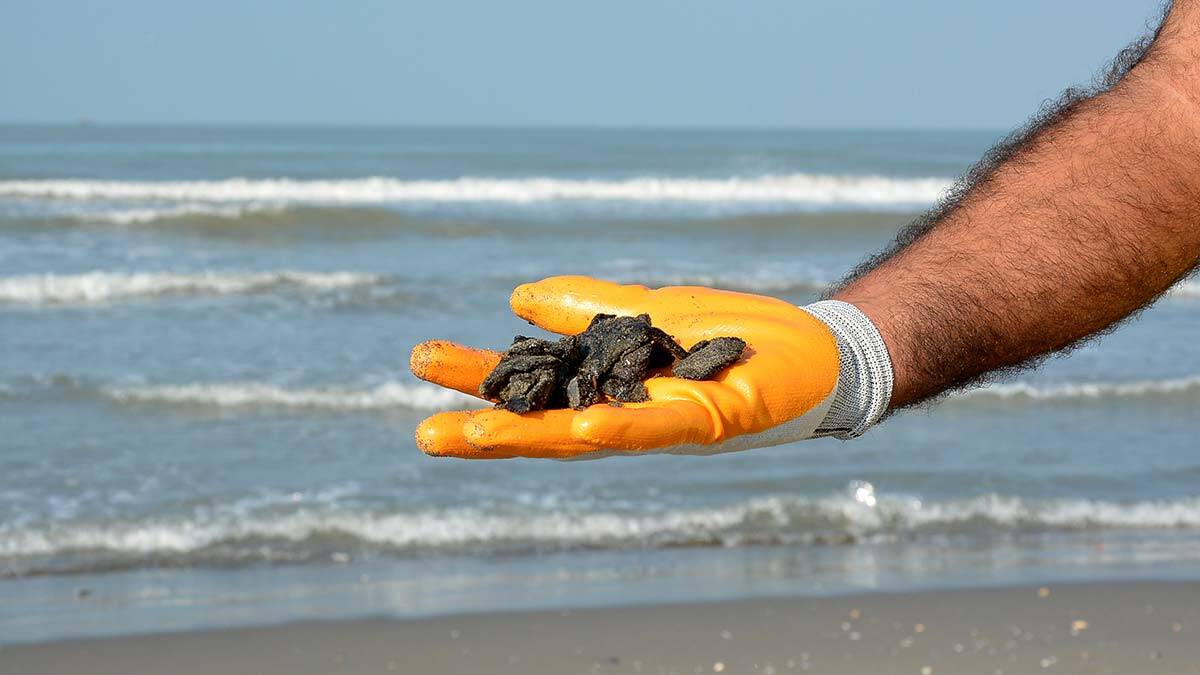 Suriye'den denize sızan petrol Mersin sahiline ulaştı