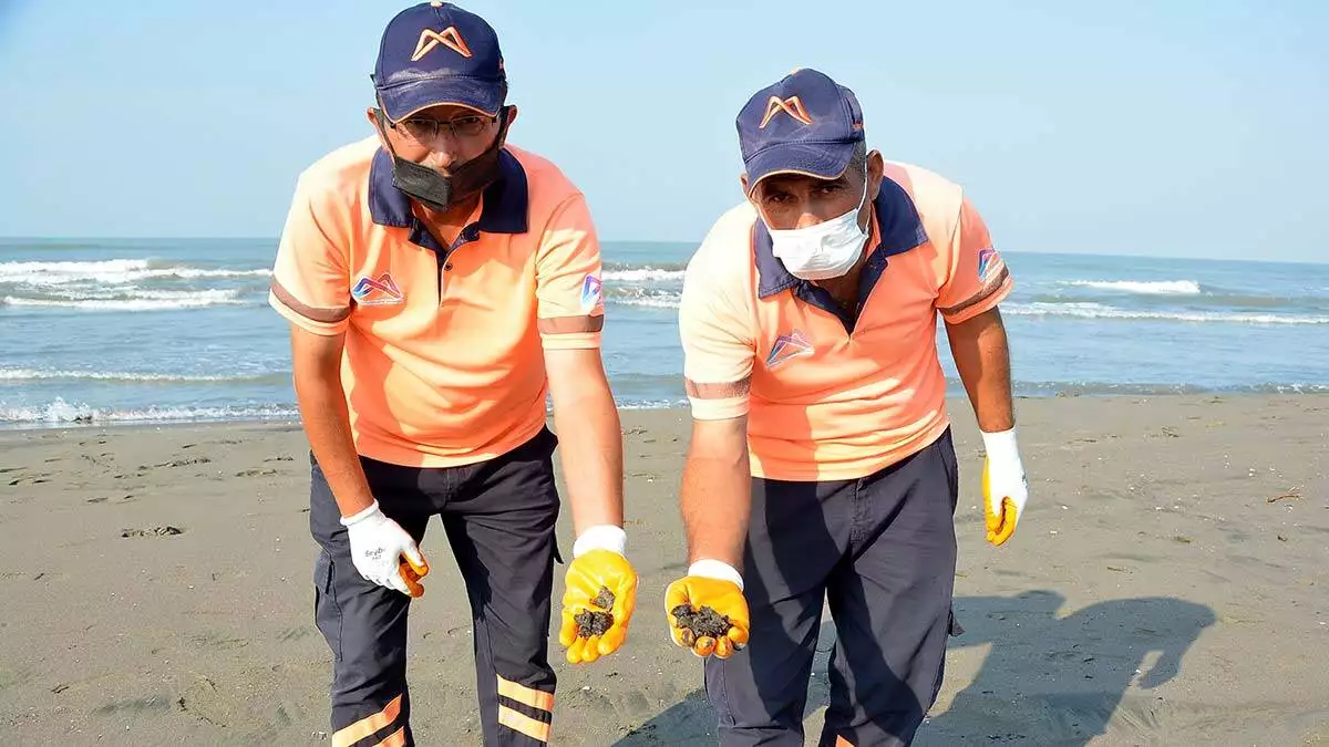 Suriye'den denize sızan petrol mersin sahiline ulaştı