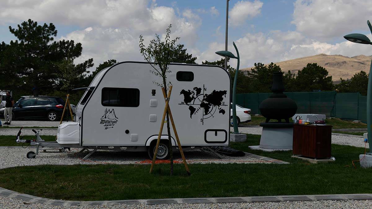 Ankara büyükşehir belediyesi, başkent’te karavan turizmini yaygınlaştırmak ve yerel ekonomiyi canlandırmak amacıyla karavan park projesini hayata geçirdi.