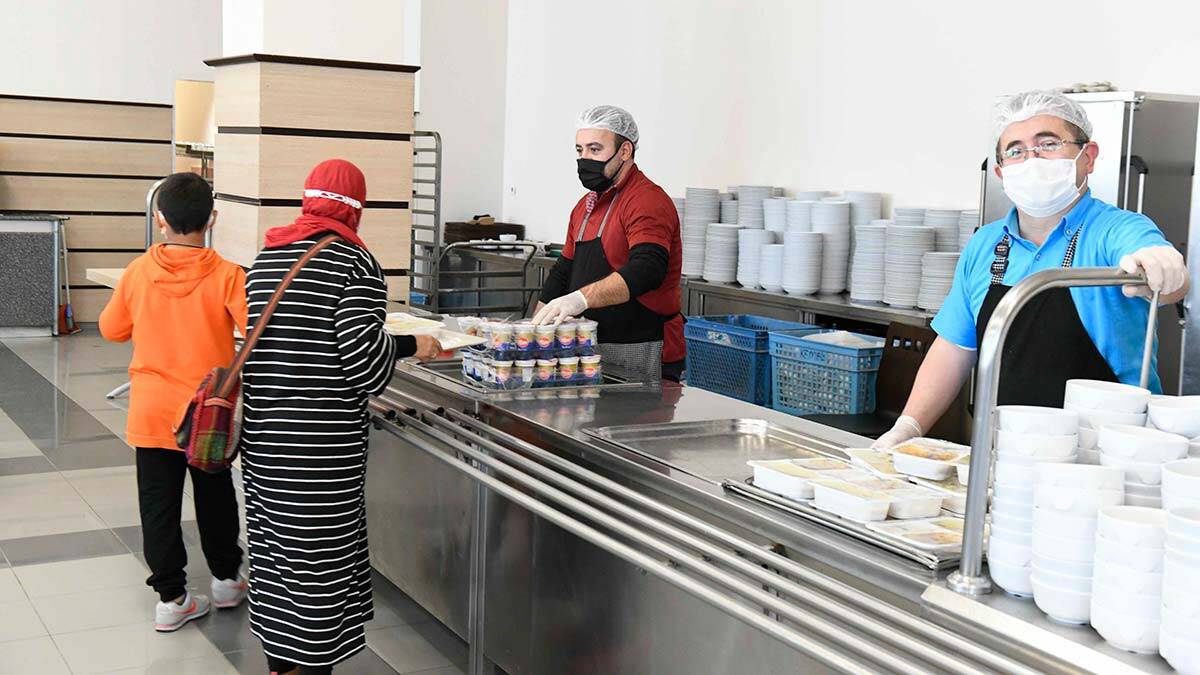 Büyükşehir Belediye Başkanı Mansur Yavaş, öğrencilere verdiği bir sözünü daha yerine getirdi. “Üniversite Ankara’da okunur” diyerek çağrı yaptığı öğrencilerin barınma sorununu da çözen Yavaş, üniversiteyi okumak için Başkent’e gelen ancak konaklama sorunu yaşayan öğrencileri; Şefkat Evleri, kiralanan otel ve yurtlara yerleştirdiklerini açıkladı.