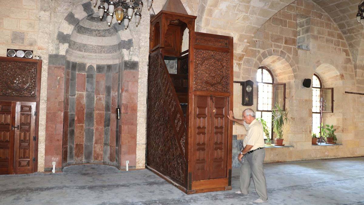 Tarihi camideki raylı sistem ilgi odağı_