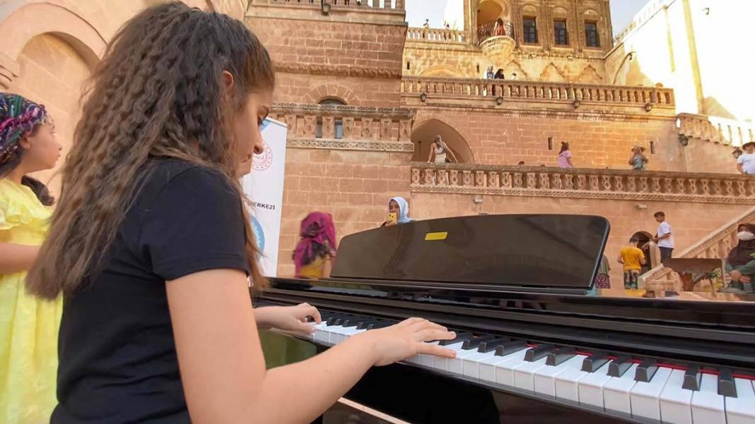 Tarihi konakta 12 yaşındaki Arin'den piyano resitali