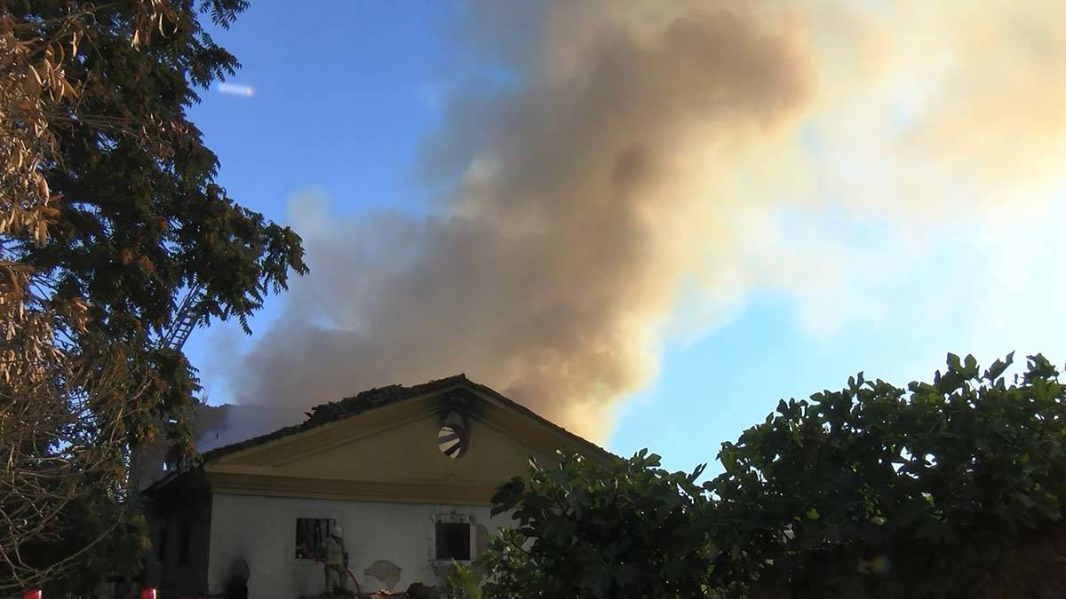 Tarihi surların arasındaki 151 yıllık binada yangın