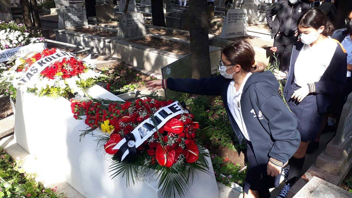 Tarık Akan ölüm yıl dönümünde mezarı başında anıldı