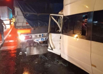 Tarım işçilerini taşıyan minibüs TIR'a çarptı