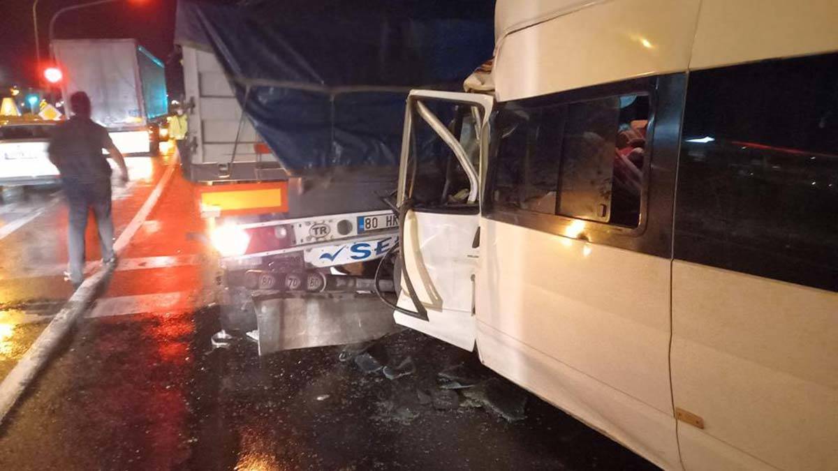 Tarım işçilerini taşıyan minibüs TIR'a çarptı