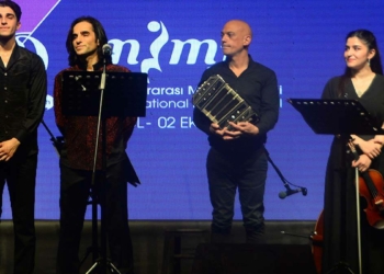 Tenor Bülent Bezdüz Mersin'de sahne aldı