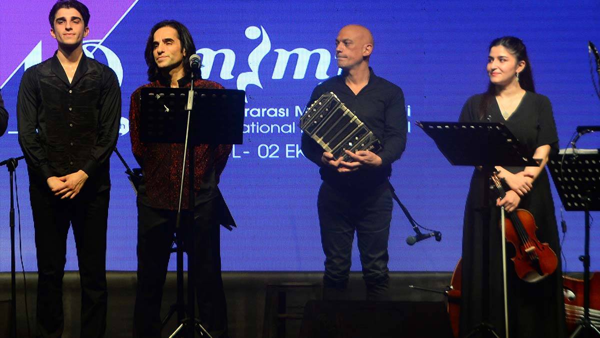 Tenor Bülent Bezdüz Mersin'de sahne aldı