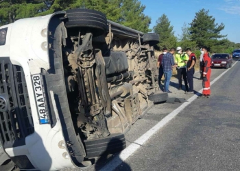 Tur otobüsü servis ile çarpıştı: 1 ölü 30 yaralı