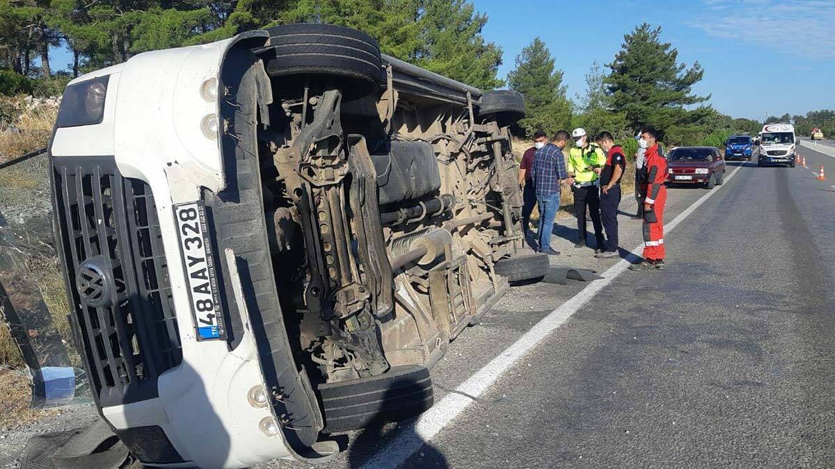 Tur otobüsü servis ile çarpıştı: 1 ölü 30 yaralı