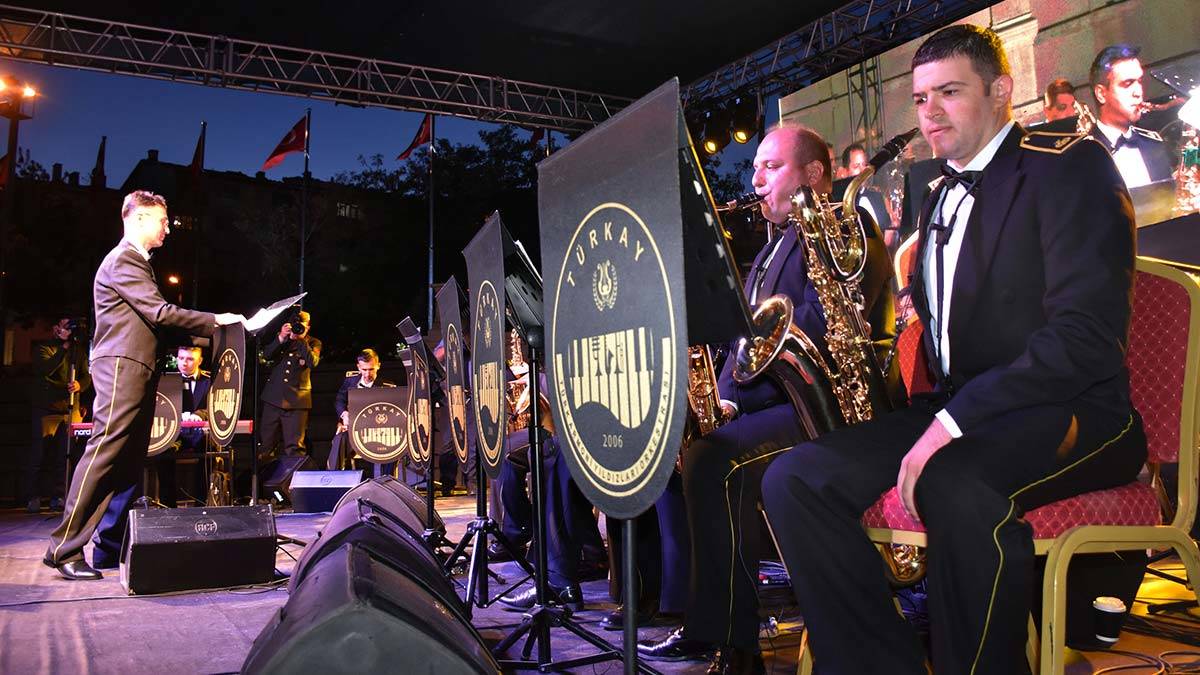 Türkay Orkestrası Sivas'ta konser verdi