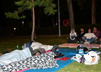 Üniversite öğrencileri sokakta sabahladı