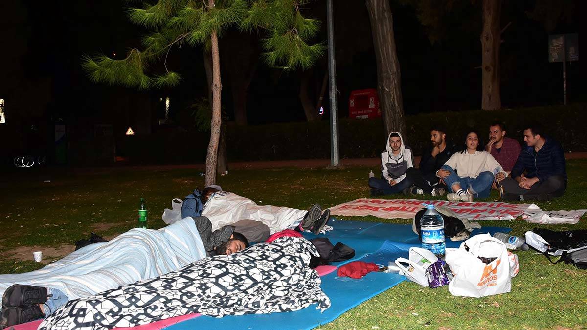 Üniversite öğrencileri sokakta sabahladı