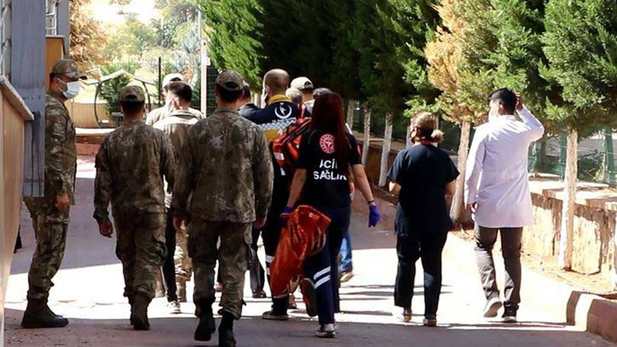 Üs bölgesine roketli saldırı: 1 asker şehit, 4 asker yaralı