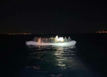 Van Gölü'nde şişme botta 60 kaçak göçmen yakalandı