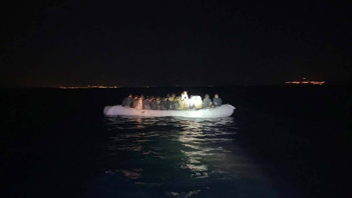 Van Gölü'nde şişme botta 60 kaçak göçmen yakalandı