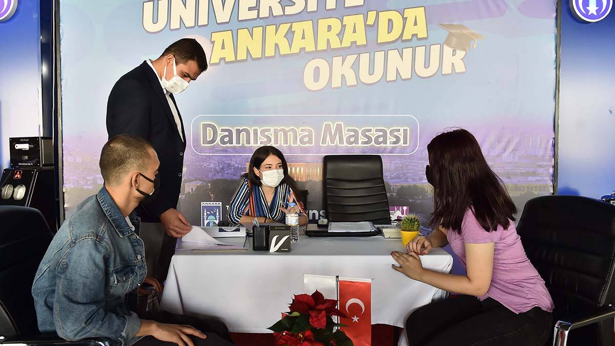 Büyükşehir'den öğrencilere Danışma Masası