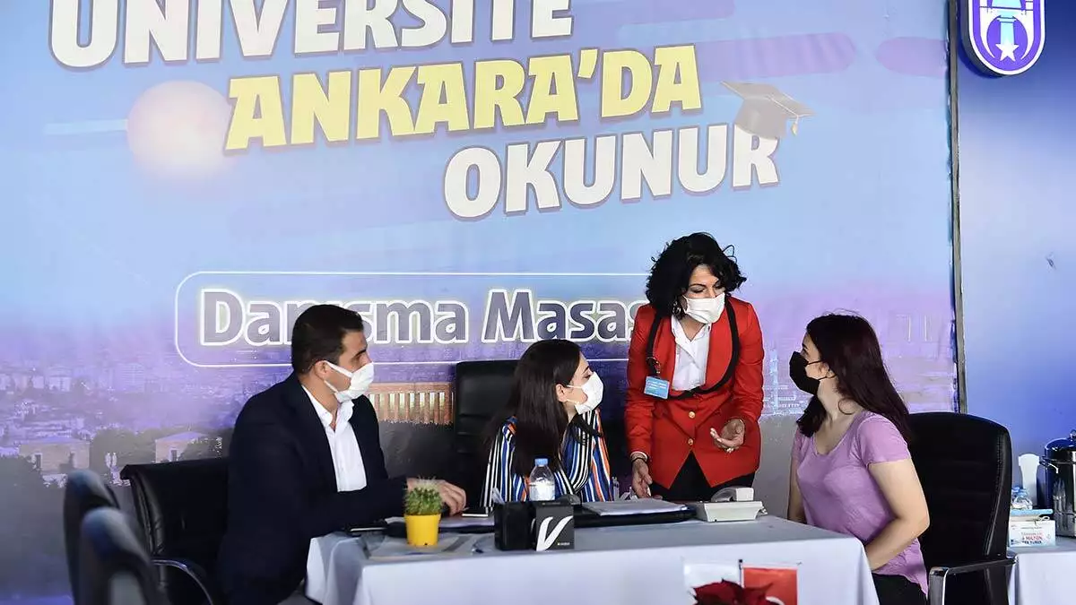 Ankara büyükşehir belediyesi ile ankara kent konseyi gençlik meclisi iş birliğinde ankara’ya ilk kez gelen öğrencileri bilgilendirmek ve yönlendirmek amacıyla “danışma masası” açtı.