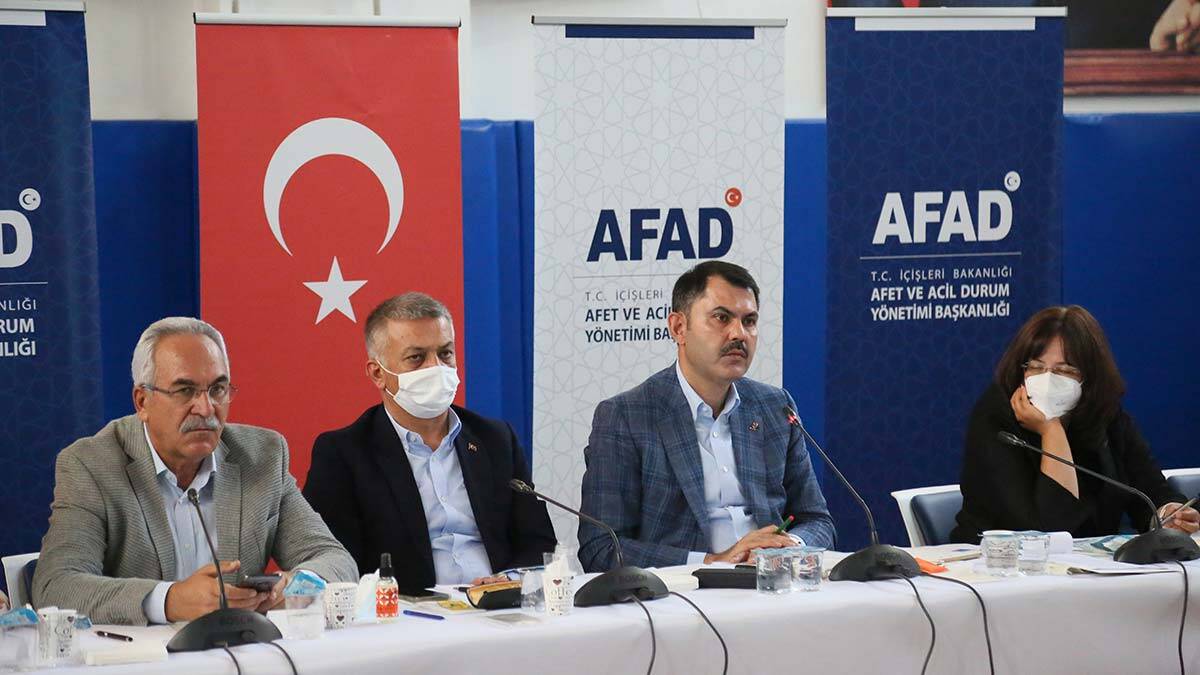 Yangında ağır hasar gören bin 100 binanı yıkıldı