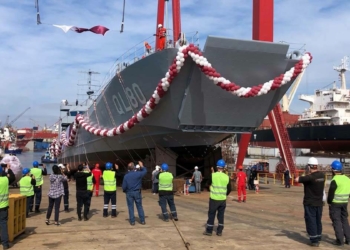 Yerli üretim çıkarma gemisi Tuzla’da denize indirildi