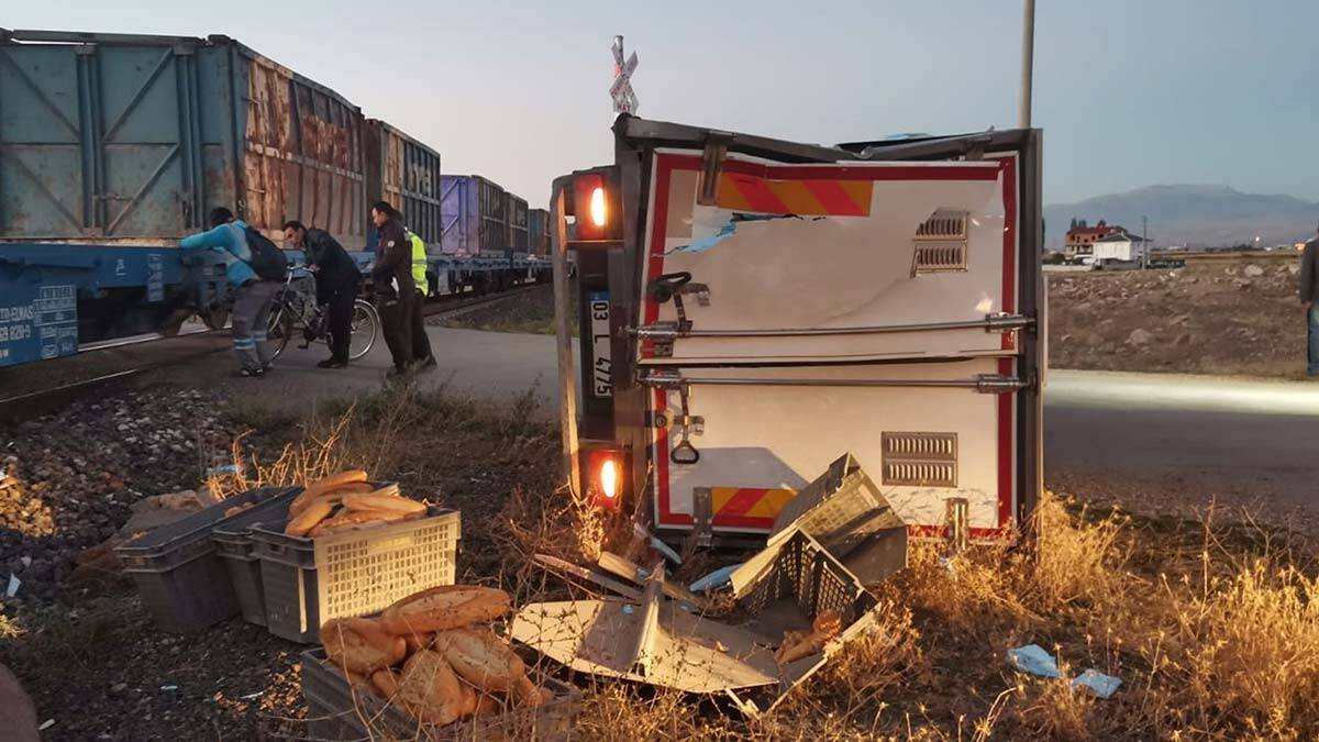 Yük treni hemzemin geçitte kamyonete çarptı